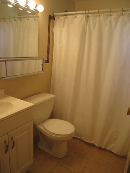 Building Photo - 210 Regency Park Dr