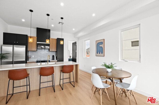 Building Photo - 2324 S Dunsmuir Ave