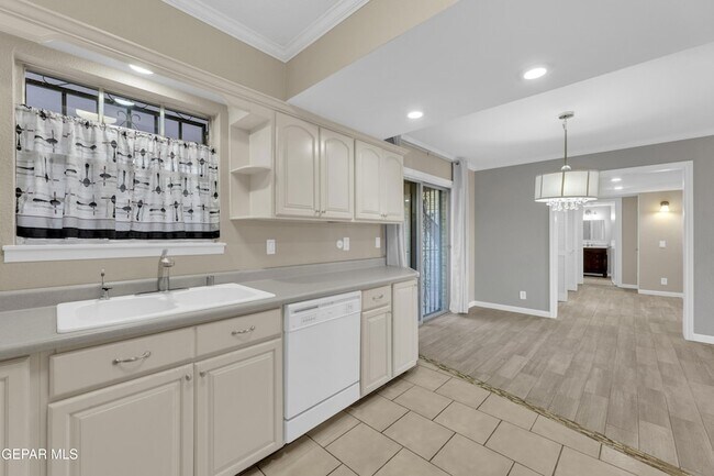 Building Photo - 350 Thunderbird Dr