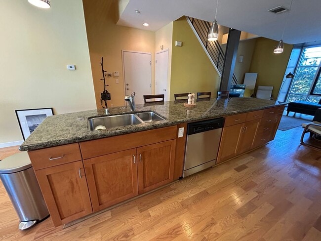 Building Photo - $1,000 OFF FIRST MONTH'S RENT!! Spacious 3 bedroom / 2.5 Bath Apartment in Emeryville, CA.