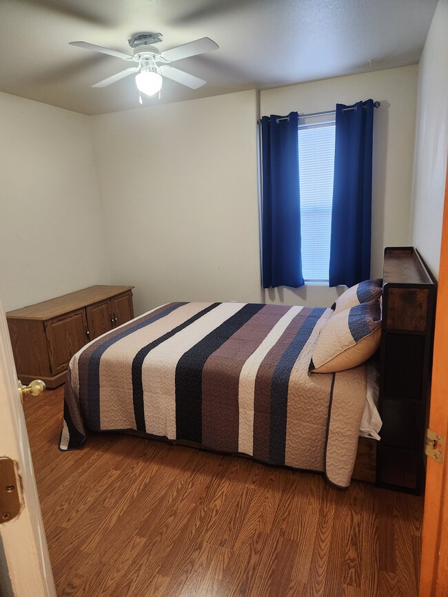 Building Photo - 4965 Universal Heights