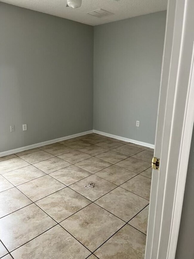 Building Photo - Beautiful 3 bedroom 2 bath home