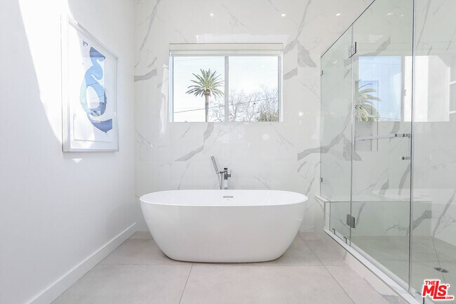 Building Photo - 912 N Crescent Heights Blvd