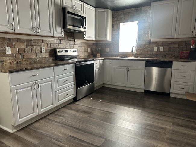 Building Photo - 600a Sara St