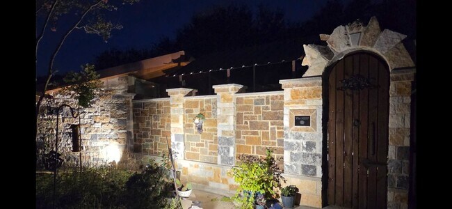 Building Photo - Custom built condo! Country Living! Offered unfurnished OR furnished!