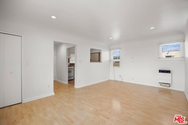 Building Photo - 435 1/2 W Elk Ave