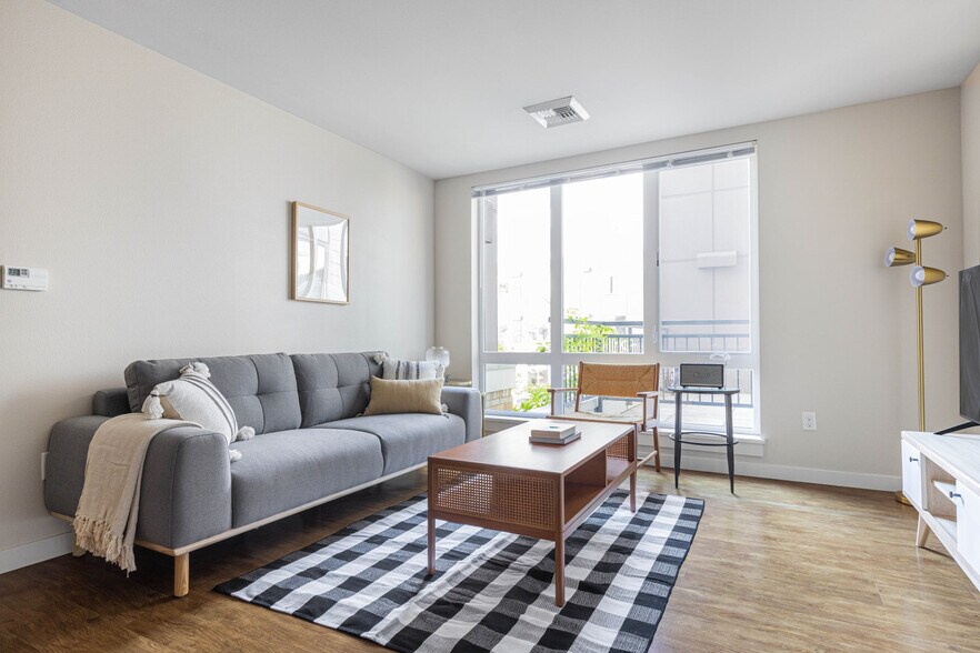 Primary Photo - 215 10th Ave E