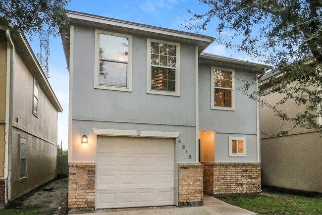 Building Photo - 4918 N Cancun Dr