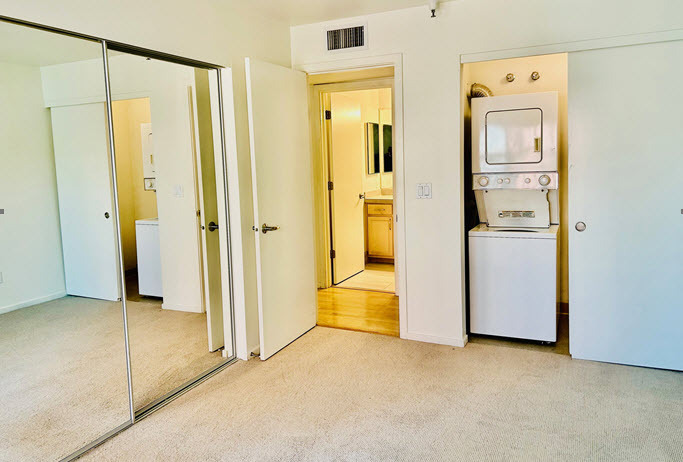 Bedroom & Laundry - 1500 SW Park Ave