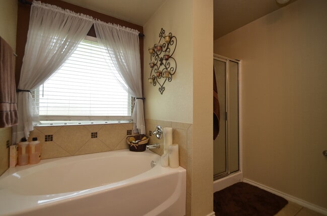 Building Photo - Gorgeous 3 bedroom 2 bath home in desired ...