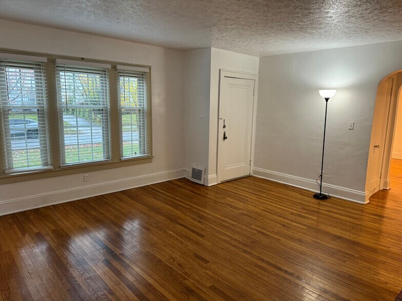 Living Room - 3362 Sutton Rd