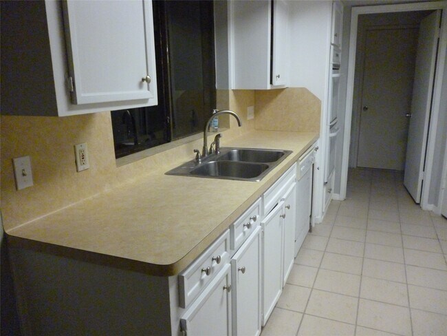 Building Photo - 2822 Mesquite Dr