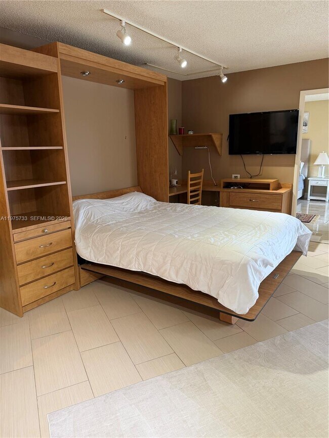 Building Photo - 2940 N Course Dr