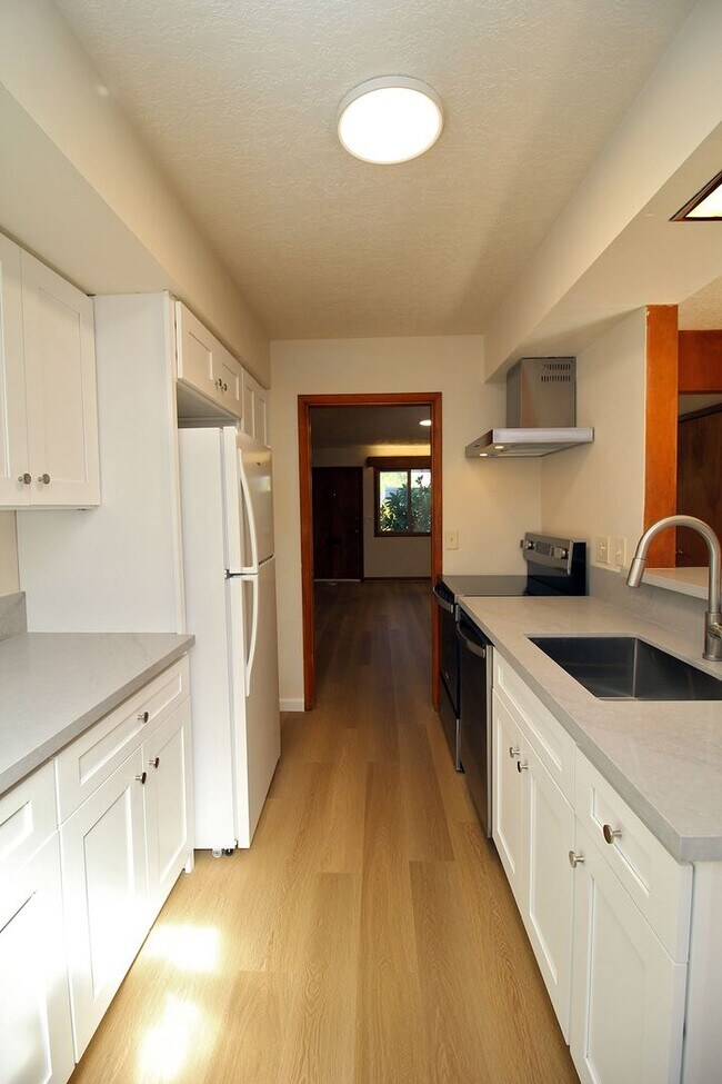 Building Photo - 3200-3236 SW Marigold St