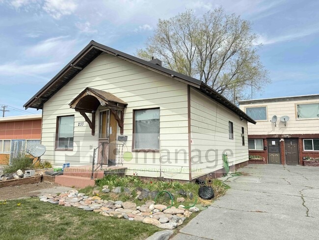 Primary Photo - 233 E 1st St