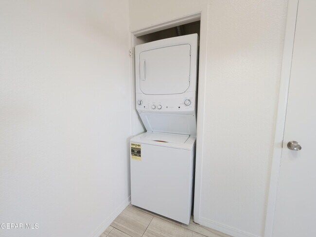 Building Photo - 1901 Lake Omega St