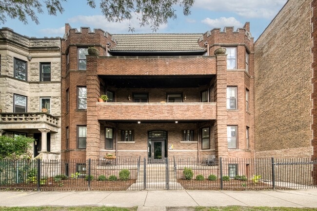 Building Photo - Renovated 3 bedroom in the heart of Logan Square - May 1st