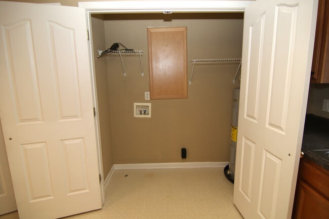 Building Photo - 323 Shoshone Pl