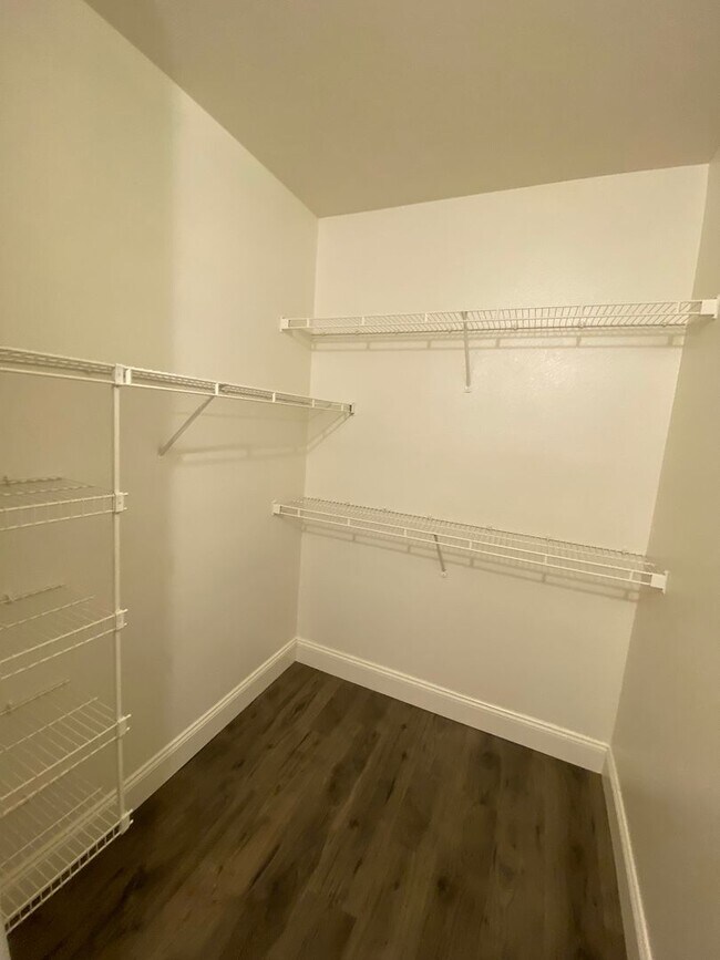 Building Photo - AMERICANA Property Mgmt - 1 Bedroom Condo ...