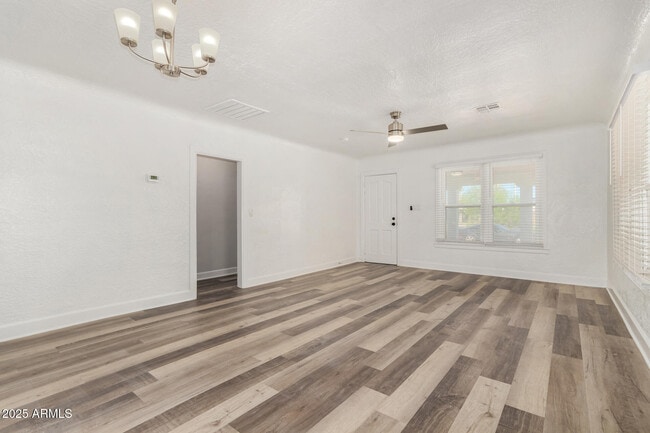 Building Photo - 423 E Crescent Ave