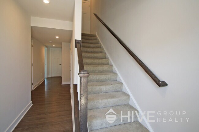 Building Photo - Spacious 4-Bed, 3.5-Bath with Garage!