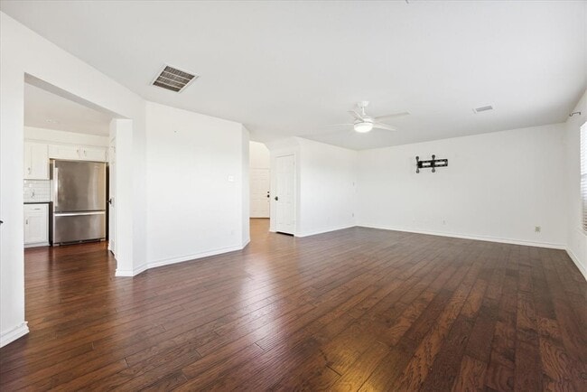Building Photo - 15721 Ecorio Dr