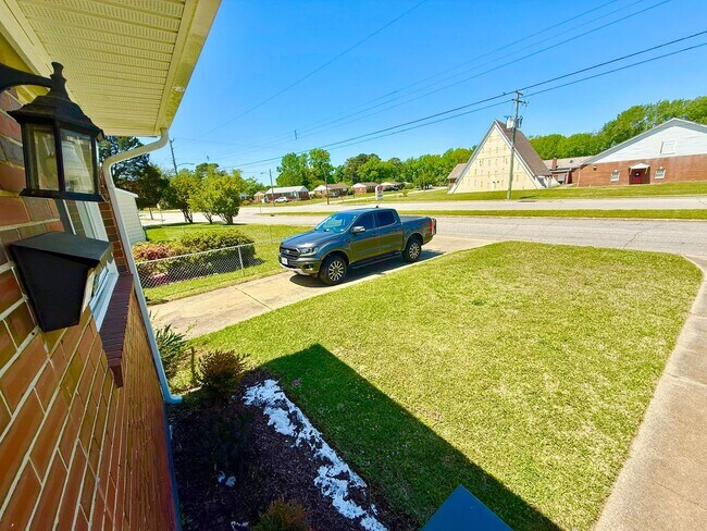 Building Photo - ***3 Bed Ranch with off-street parking and large yard!