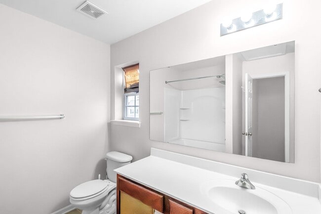 Building Photo - Master-on-Main End-Unit Townhome in Back Creek Villages!