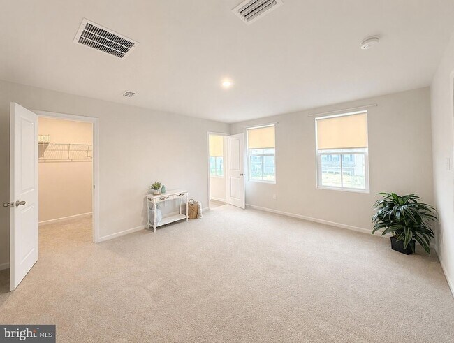 Building Photo - 27003 Greenleaf Dr