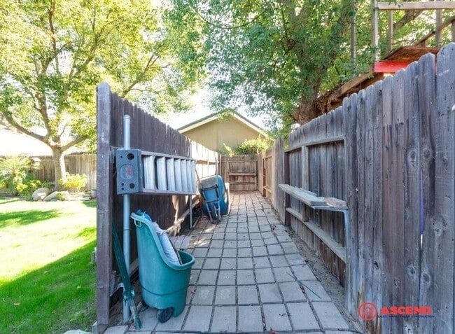 Building Photo - Phenomenal Home On The West Side of Town – Near Bakersfield Marketplace