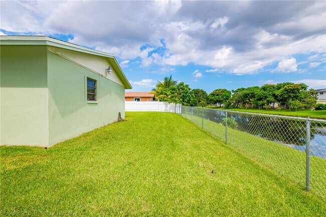 Building Photo - 5051 N Hwy A1A