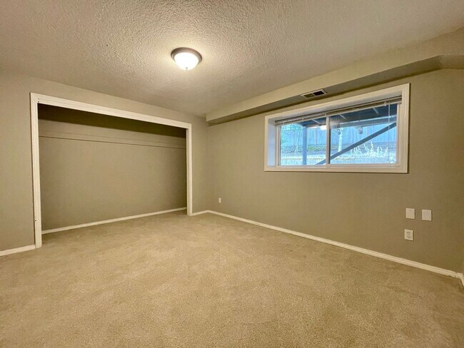Building Photo - SPACIOUS 4 Bed/3 Full Bath Home in West Linn