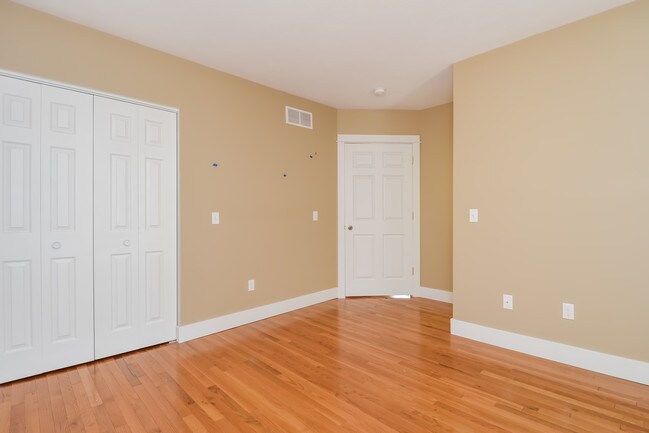 Building Photo - 422 Cadwell Ave NW