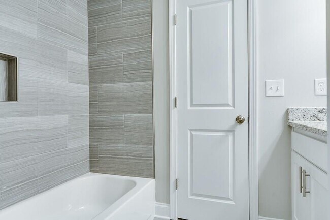 Building Photo - 124 Woodbine Cir SE