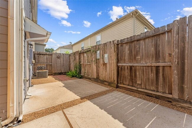 Building Photo - 2623 Woodridge Cove Dr