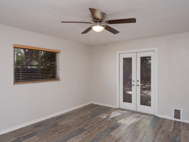 Building Photo - 3525 Riviera Dr