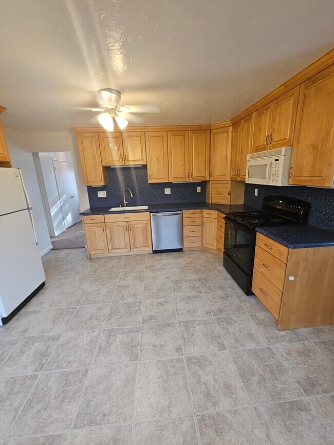 Building Photo - 4 bed 2 bath Home in Murray