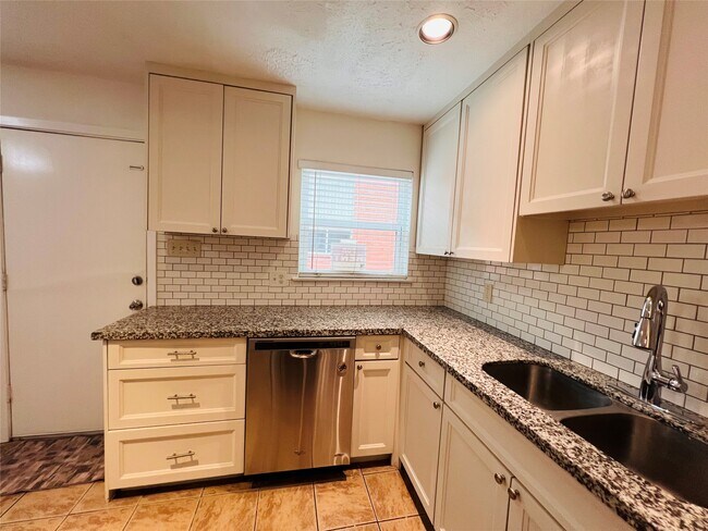 Building Photo - 5538 Holly St