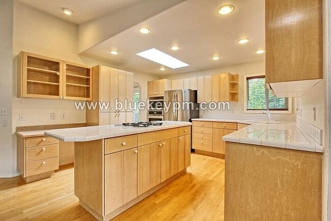 Building Photo - 4 Bed, 2 Bath Home on a Cul-de-sac in Lake...