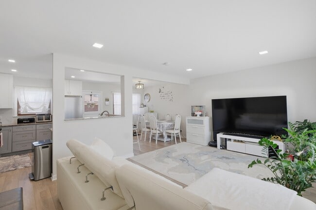 Building Photo - 1506 W Palm Dr