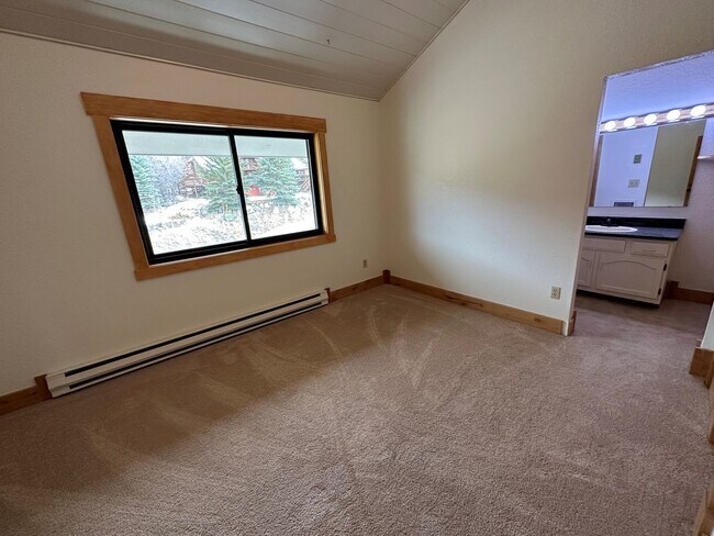 Building Photo - 3 Bedroom, 3.5 Bath Open Floor Plan Townhome