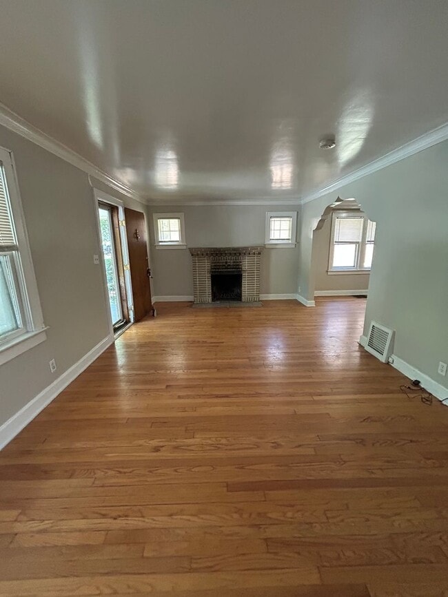 Building Photo - Charming 4-Bed Home with Fireplace & Hardw...