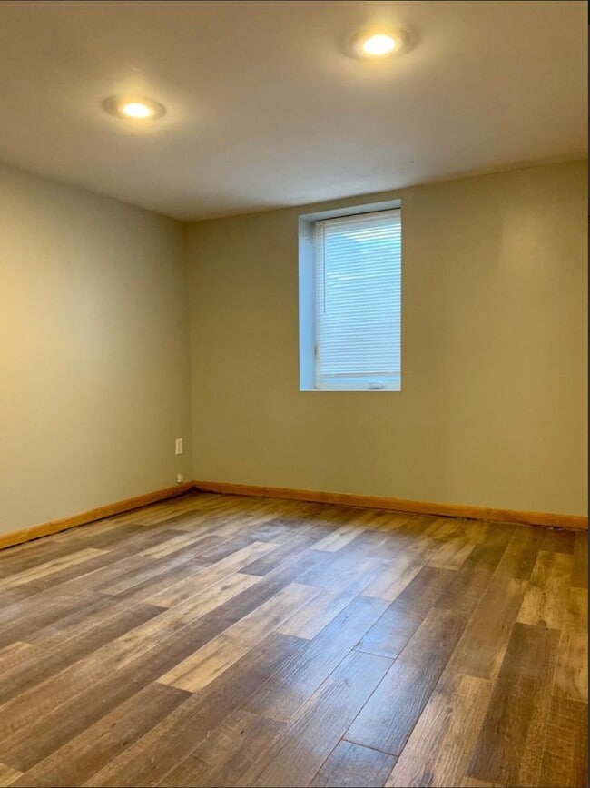 Building Photo - Spacious 4 Bedroom 1 Bath house in Crystal!!