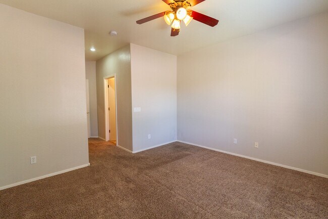 Building Photo - 2600 E Springfield Pl