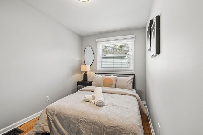 Building Photo - Super Mod Clintonville Oasis - Perfect for travelling profesionals