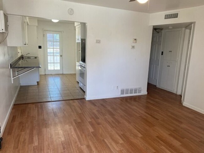 Building Photo - 2 Bedroom Bakersfield Beauty!