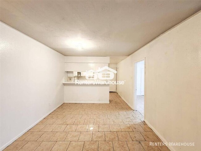 Building Photo - Well kept, lovely 4 bedroom, 2.5 bathroom ...