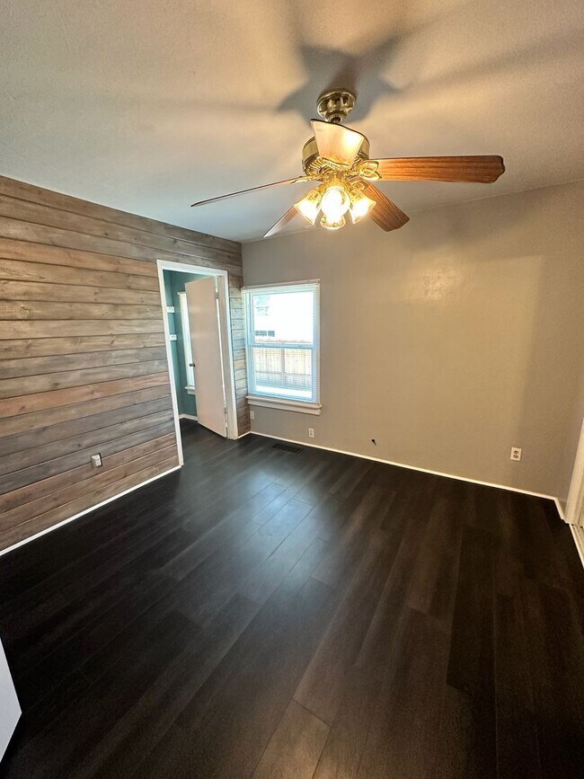 Building Photo - Charming home for rent in Hanford