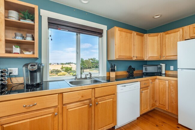 Building Photo - Spacious and Beautiful Home with Private Apartment!