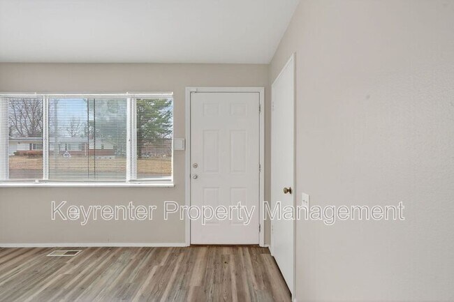 Building Photo - 900 Paddock Dr